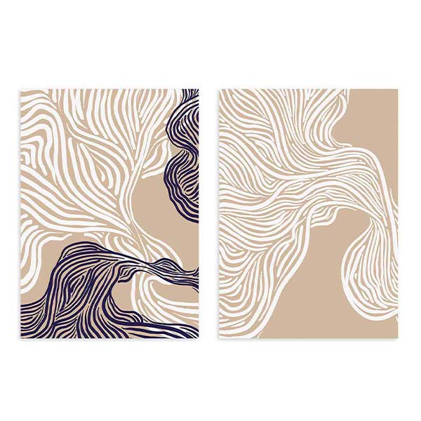 Conjunto de dos cuadros con formas abstractas de líneas fluidas blancas sobre fondo beige y detalles ondulados en azul oscuro, de estilo abstracto. Disponible en kudeko.com