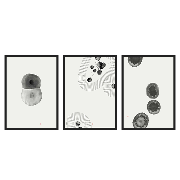 Conjunto de tres cuadros minimalistas en blanco y negro con diseños abstractos de tinta japonesa, kudeko.com
