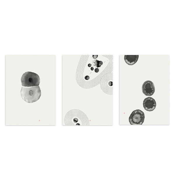 Conjunto de tres cuadros con formas orgánicas en negro y gris, fondo blanco, composición limpia con líneas curvas finas y estilo abstracto. Disponible en kudeko.com