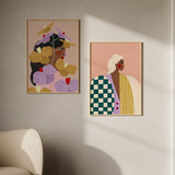 Cuadro ilustrado colorido con retrato femenino rodeado de flores doradas y lilas, obra de Bea Muller, kudeko.com
