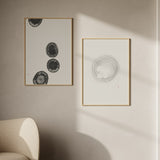 Cuadro japonés minimalista con espiral de líneas finas y formas circulares blancas estilo zen, kudeko.com
