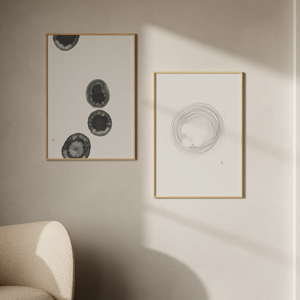 Cuadro japonés minimalista con espiral de líneas finas y formas circulares blancas estilo zen, kudeko.com

