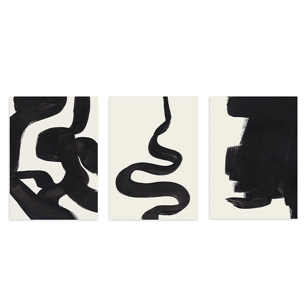 Conjunto de tres cuadros con formas abstractas negras, líneas curvas orgánicas, bloques amplios y fondo blanco roto, de estilo abstracto. Disponible en kudeko.com