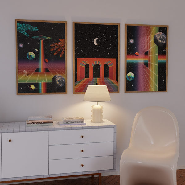 Cuadro futurista vaporwave con OVNI, manos geométricas y universo digital, disponible en kudeko.com.
