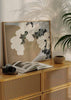 Cuadro horizontal con flores blancas y hojas verdes estilo Japandi, kudeko.com
