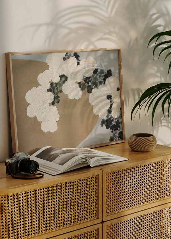 Cuadro horizontal con flores blancas y hojas verdes estilo Japandi, kudeko.com
