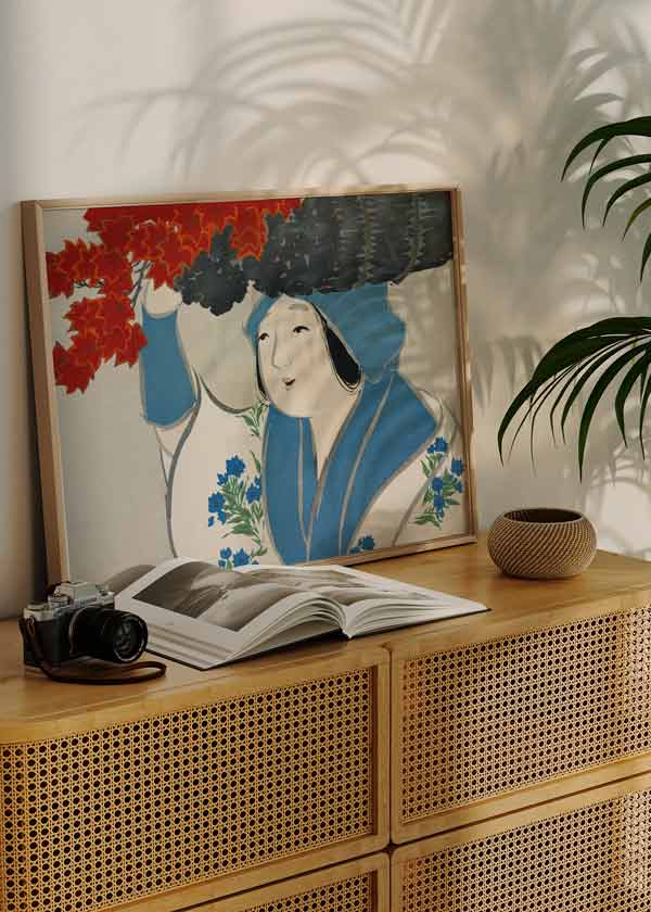 Horizontales Wandbild im japanischen Stil mit Frau im Kimono und roten Ahornblättern im Japandi Stil, klare und warme dekorative Wirkung. Erhältlich auf kudeko.com