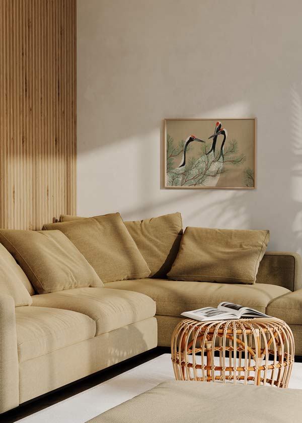 Horizontales Wandbild im japanischen Stil mit Kranichen und Pinienzweigen im Japandi Stil, Wanddekoration in natürlichen und ruhigen Farbtönen. Erhältlich auf kudeko.com