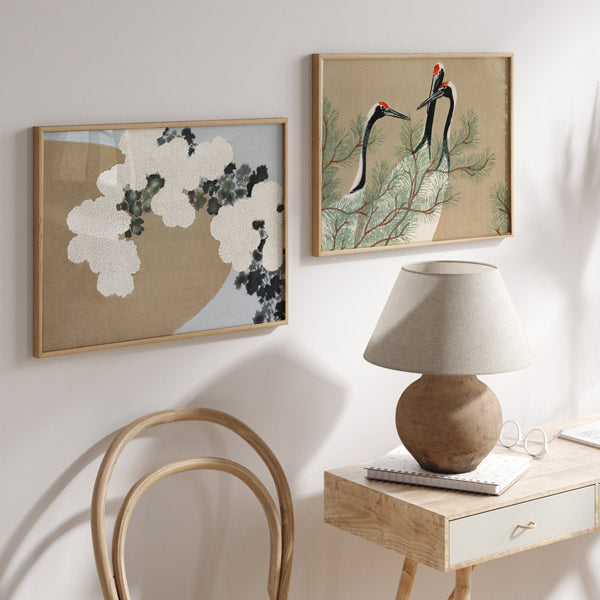 Cuadro horizontal japonés con grullas y ramas de pino estilo Japandi, kudeko.com
