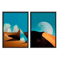 Set aus zwei Wandbildern mit orangefarbenen Dünen, spiegelnder Pyramide, türkisem Himmel, weißen Wolken, dunklem Hügel und großem Mond, im surrealen Natur- und Landschaftsstil. Erhältlich auf kudeko.com