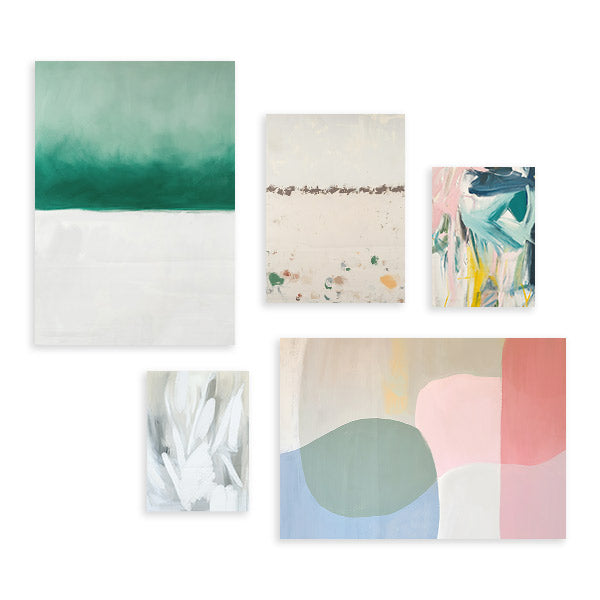 Conjunto de cinco cuadros abstractos en tonos pastel con marco negro, kudeko.com
