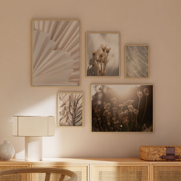 Set aus fünf Wandbildern mit hellen Falten, trockenen Ähren, organischer Textur und Wildblumen in Beige, Sand und sanftem Braun, im Natur- und Landschaftsstil für eine ruhige Wandgestaltung. Erhältlich auf kudeko.com