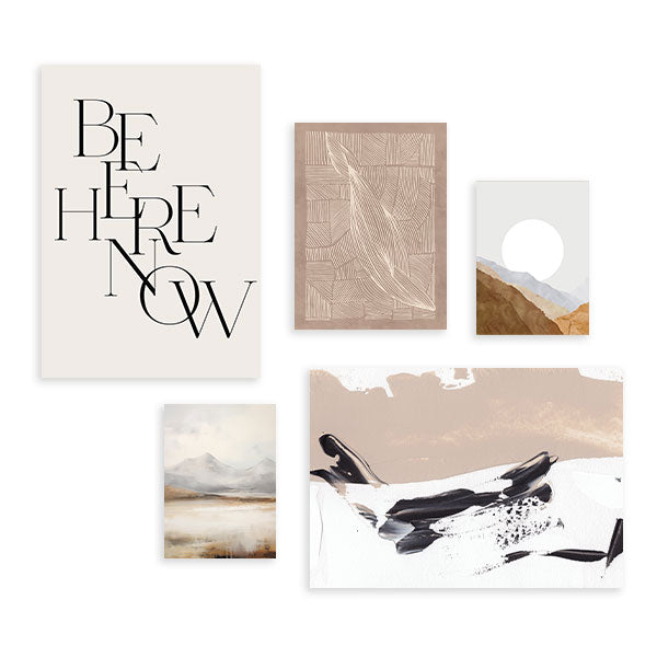 Set aus fünf Wandbildern mit typografischem Motiv, linearem Blatt, sanften Landschaften und abstrakter Komposition in Beige, Weiß, Schwarz und Grau, im minimalistischen Stil. Erhältlich auf kudeko.com