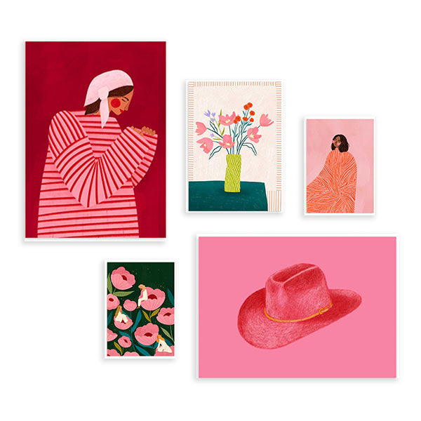 Conjunto de cinco cuadros con mujer de rayas rojas, ramo floral en jarrón, retrato femenino, sombrero rosa y flores coral, en tonos rosa, rojo y verde, de estilo ilustración. Disponible en kudeko.com
