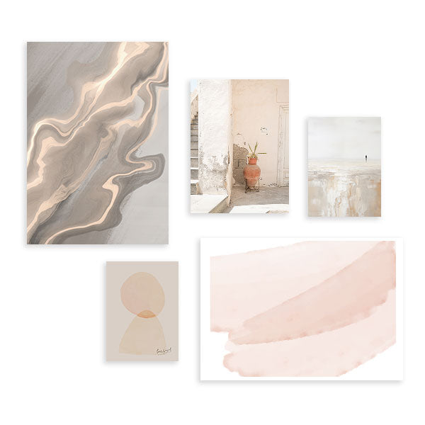 Conjunto de cinco quadros emoldurados com composição abstrata em bege, areia, cinzento quente, creme e rosa velho, com formas fluidas, paisagem suave, interior com aspeto desgastado e jarra, além de figura geométrica de estilo abstrato. Disponível em kudeko.com