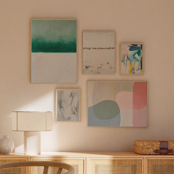 Set aus fünf gerahmten Wandbildern mit abstrakten Kompositionen in Smaragdgrün, Pastellrosa, Beige, Weiß und sanftem Blau, organischen Formen, diffusen Flächen und feinen Texturen im zeitgemäßen Stil. Erhältlich auf kudeko.com