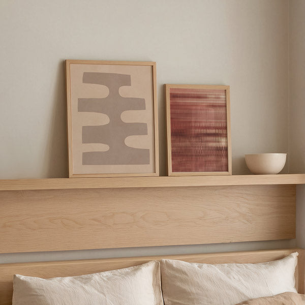 Cuadro abstracto con líneas difuminadas en tonos terracota y beige, kudeko.com
