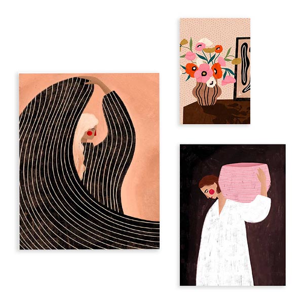 Conjunto de tres cuadros con mujer de cabello negro ondulado, ramo de flores en jarrón, figura femenina con vestido blanco, tonos rosa, negro, terracota y mostaza, estilo ilustración. Disponible en kudeko.com