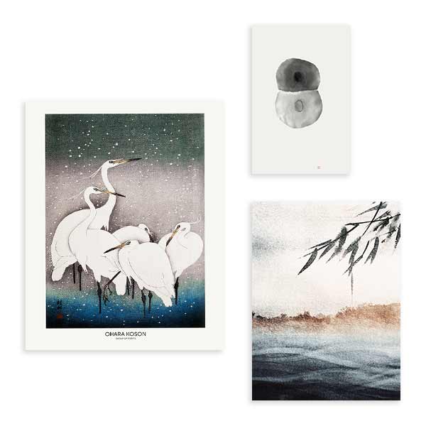 Conjunto de três quadros com garças brancas, paisagem aquática enevoada, formas orgânicas em preto e cinza, tons azulados suaves e estilo natureza e paisagem. Disponível em kudeko.com