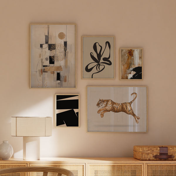 Set aus fünf Wandbildern mit springendem Tiger, abstrakter Komposition, botanischem Motiv, geometrischen Formen und Texturen in Schwarz, Beige, Weiß und Braun, im geometrischen Stil. Erhältlich auf kudeko.com