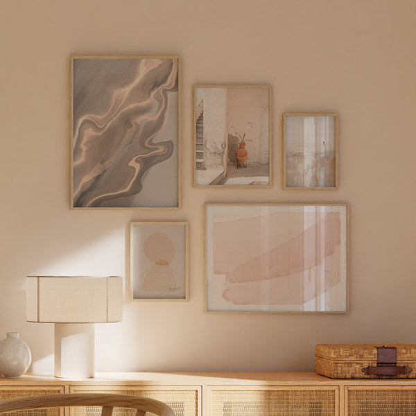 Set aus fünf gerahmten Wandbildern mit abstrakter Komposition in Beige, Sand, warmem Grau, Creme und Puderrosa, mit fließenden Formen, sanfter Landschaft, gealterter Innenszene mit Vase und beiger geometrischer Figur im abstrakten Stil. Erhältlich auf kudeko.com