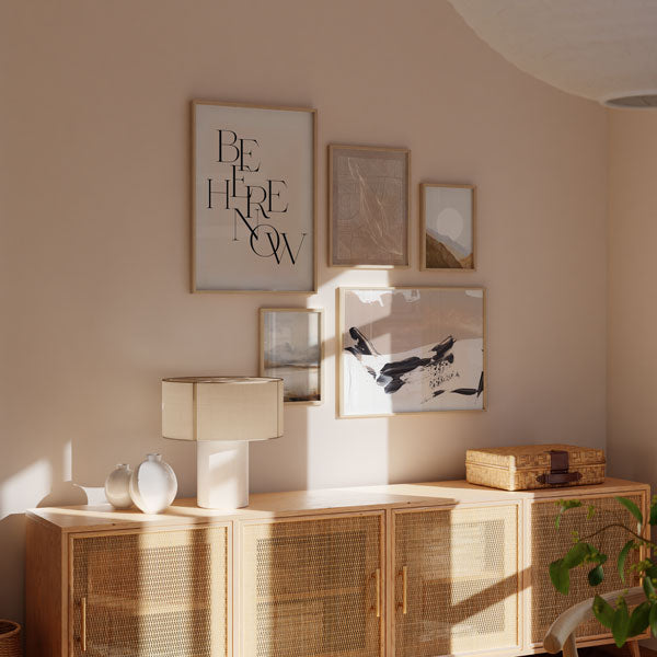 Set aus fünf Wandbildern mit typografischem Motiv, linearem Blatt, sanften Landschaften und abstrakter Komposition in Beige, Weiß, Schwarz und Grau, im minimalistischen Stil. Erhältlich auf kudeko.com
