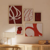 Cuadro horizontal abstracto con trazos curvos en terracota y blanco, kudeko.com
