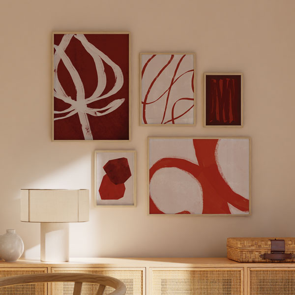 Cuadro horizontal abstracto con trazos curvos en terracota y blanco, kudeko.com
