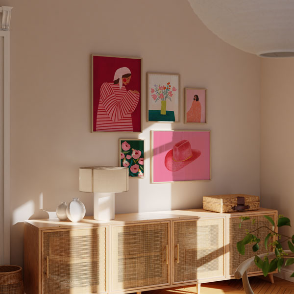 Set aus fünf Wandbildern mit Frau in roten Streifen, floralem Strauß in Vase, Frauenporträt, rosa Hut und korallenfarbenen Blumen in Rosa, Rot und Grün, im illustrativen Stil. Erhältlich auf kudeko.com