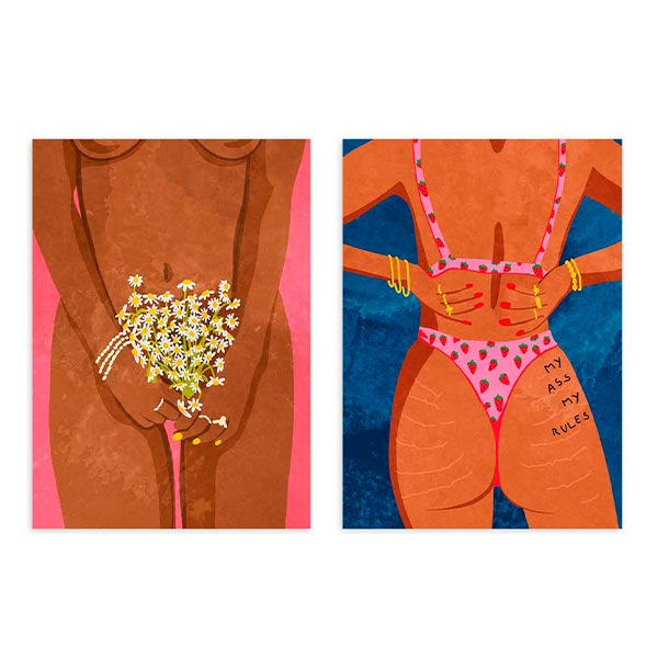 Set aus zwei Wandbildern mit weiblichen Figuren in Nahansicht, Margeritenstrauß, rosa gemusterter Unterwäsche, blauem und rosafarbenem Hintergrund, braunen Tönen und illustrativem Pop-Stil. Erhältlich auf kudeko.com