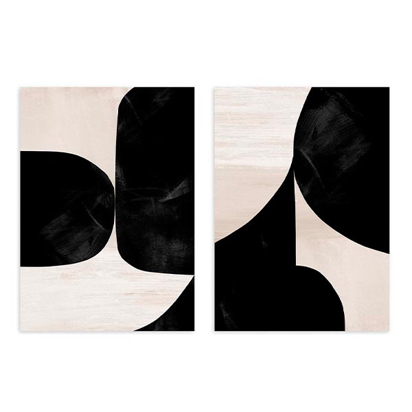 Conjunto de dois quadros com formas abstratas curvas em preto sobre fundo bege claro, composição contemporânea contrastante de estilo minimalista para decoração de parede. Disponível em kudeko.com