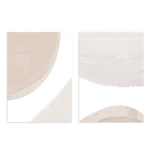 Set aus zwei Wandbildern mit abstrakten geschwungenen Formen in Beige, Sand und Off-White, hellem Hintergrund und minimalistischer, ausgewogener Gestaltung. Erhältlich auf kudeko.com