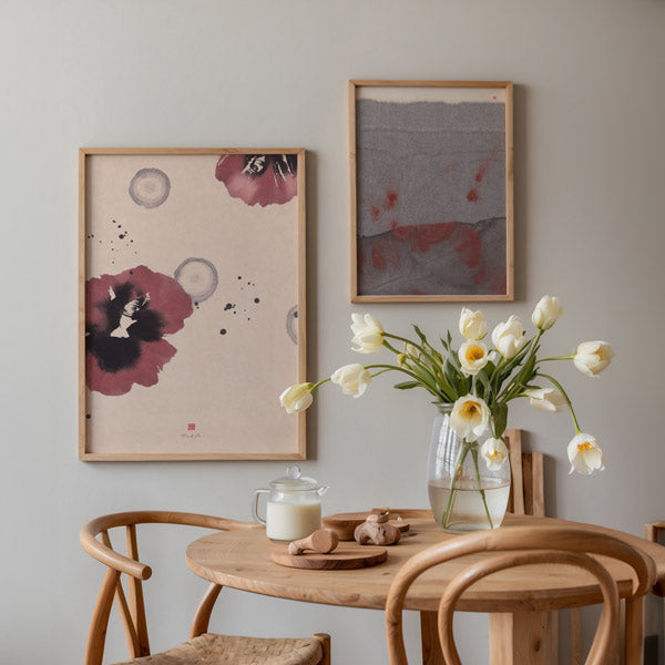 Cuadro floral minimalista con flores burdeos y fondo beige, kudeko.com
