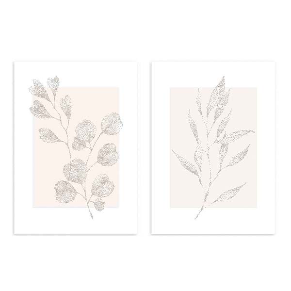 Conjunto de dos cuadros con ramas botánicas de hojas en puntos finos, tonos beige suaves, blanco y negro, composición minimalista. Disponible en kudeko.com