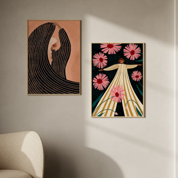 Cuadro ilustrado colorido mujer entre flores rosas de Bea Muller, kudeko.com

