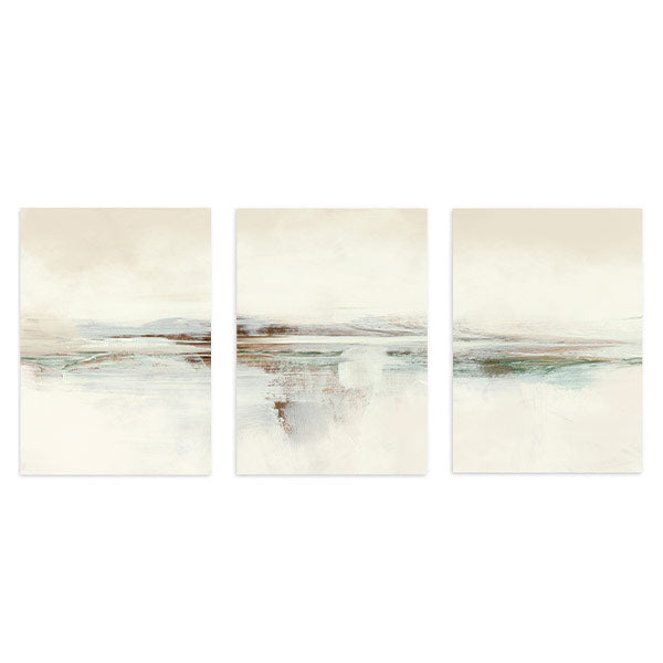 Set aus drei Wandbildern mit abstrakter Landschaft, sanften Horizonten in Creme, Beige, Off-White und Blaugrün, im eleganten und beruhigenden Stil. Erhältlich auf kudeko.com