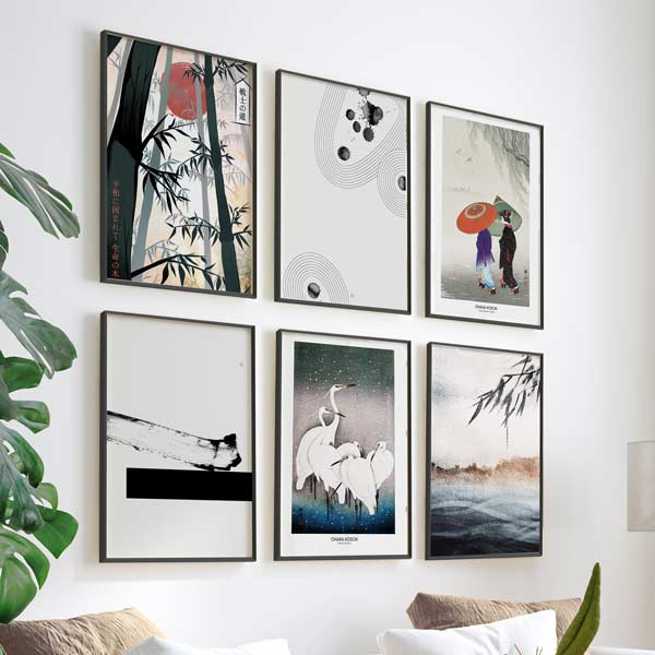Set aus sechs gerahmten Wandbildern mit schwarzem Bambus, roter Sonne, Zen Formen, weißen Vögeln, japanischen Figuren und Landschaften in Creme, Grau, Schwarz und Rot, im Natur- und Landschaftsstil. Erhältlich auf kudeko.com