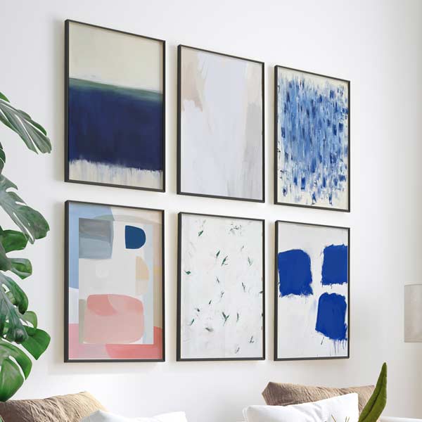 Conjunto de seis cuadros abstractos en tonos azules y neutros con marco negro, kudeko.com
