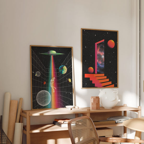 Cuadro surrealista de escalera y puerta cósmica con galaxia, disponible en kudeko.com.
