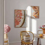 Gerahmtes Wandbild mit Nahaufnahme einer Zitrusscheibe in Koralle, Rosa, Cremeweiß und Olivgrün, markanter Textur und abstraktem Stil. Erhältlich auf kudeko.com