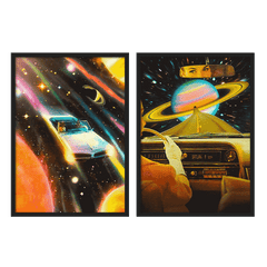 Conjunto de dos cuadros con coche retro recorriendo una carretera espacial entre planetas, estrellas y un gran Saturno en tonos negro, amarillo, naranja, azul y rosa, de estilo ilustración. Disponible en kudeko.com