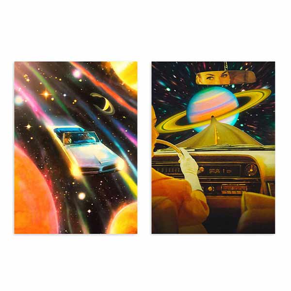 Conjunto de dois quadros com carro retro a percorrer uma estrada espacial entre planetas, estrelas, brilhos luminosos e um grande Saturno, em preto, amarelo, laranja, azul-turquesa e rosa, com estilo de ilustração cinematográfica. Disponível em kudeko.com