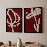 Cuadro floral minimalista con flor blanca sobre fondo burdeos intenso, kudeko.com
