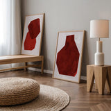 Conjunto de dos cuadros con figuras geométricas irregulares en tonos terracota, rojo profundo y granate sobre fondo claro, de estilo geométrico. Disponible en kudeko.com
