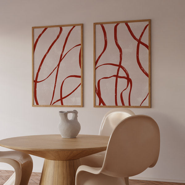 Set aus zwei Wandbildern mit geschwungenen terrakottaroten Linien auf hellem beigefarbenem Hintergrund, abstrakte Komposition im minimalistischen Stil mit ruhiger Wirkung. Erhältlich auf kudeko.com