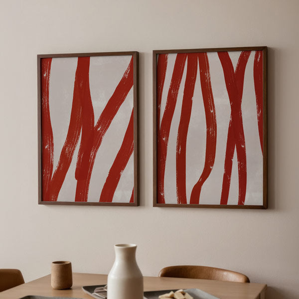 Set aus zwei Wandbildern mit organischen Terrakotta Linien auf weißem Hintergrund, abstrakte Komposition mit warmen Farbtönen und klarem zeitgenössischem Stil. Erhältlich auf kudeko.com