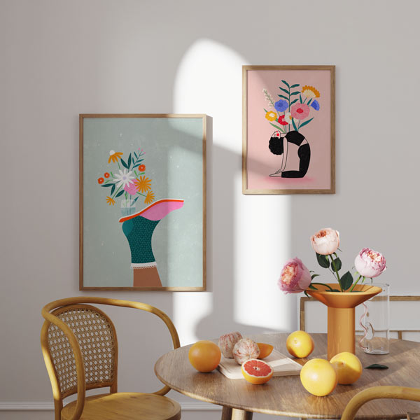 Cuadro ilustrado colorido con pierna y flores en vaso, obra de Bea Muller, kudeko.com
