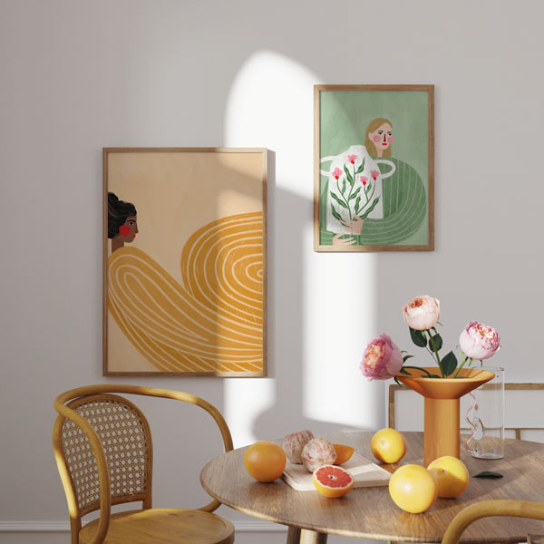 Cuadro ilustrado colorido mujer con jarrón de flores rosadas de Bea Muller, kudeko.com
