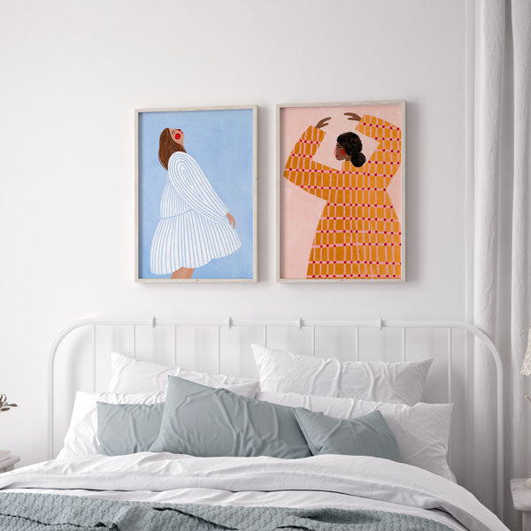 Cuadro ilustrado colorido mujer con vestido geométrico amarillo y rojo de Bea Muller, kudeko.com
