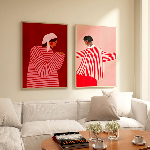 Conjunto de dos cuadros con mujeres de perfil, vestimenta de rayas rojas, fondos rosa y rojo, detalles negros y beige, de estilo ilustración. Disponible en kudeko.com